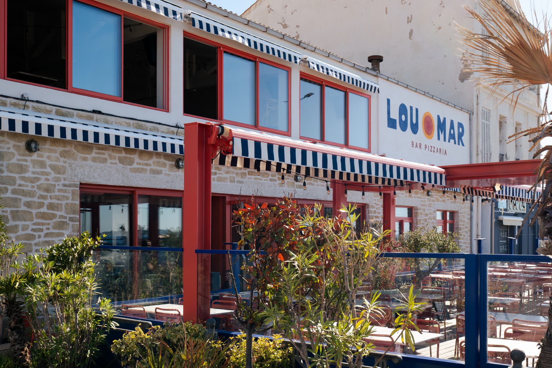 Façade du Lou Mar à la Pointe Rouge avec sa terrasse et son étage panoramique