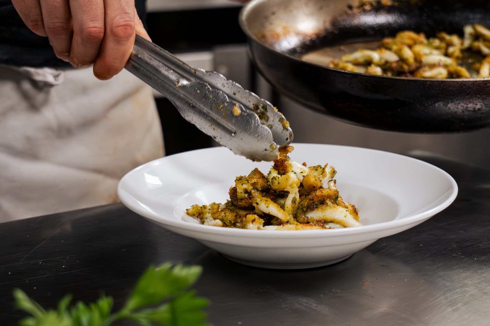 Dressage des supions à l'ail et au persil en cuisine